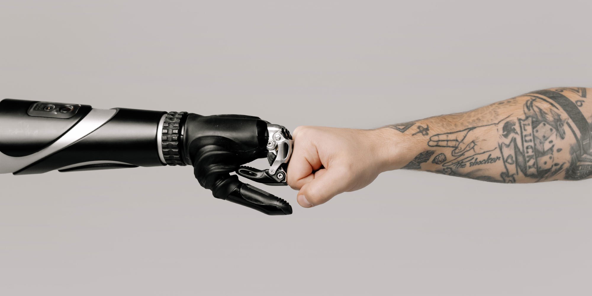 Roboter und Mensch