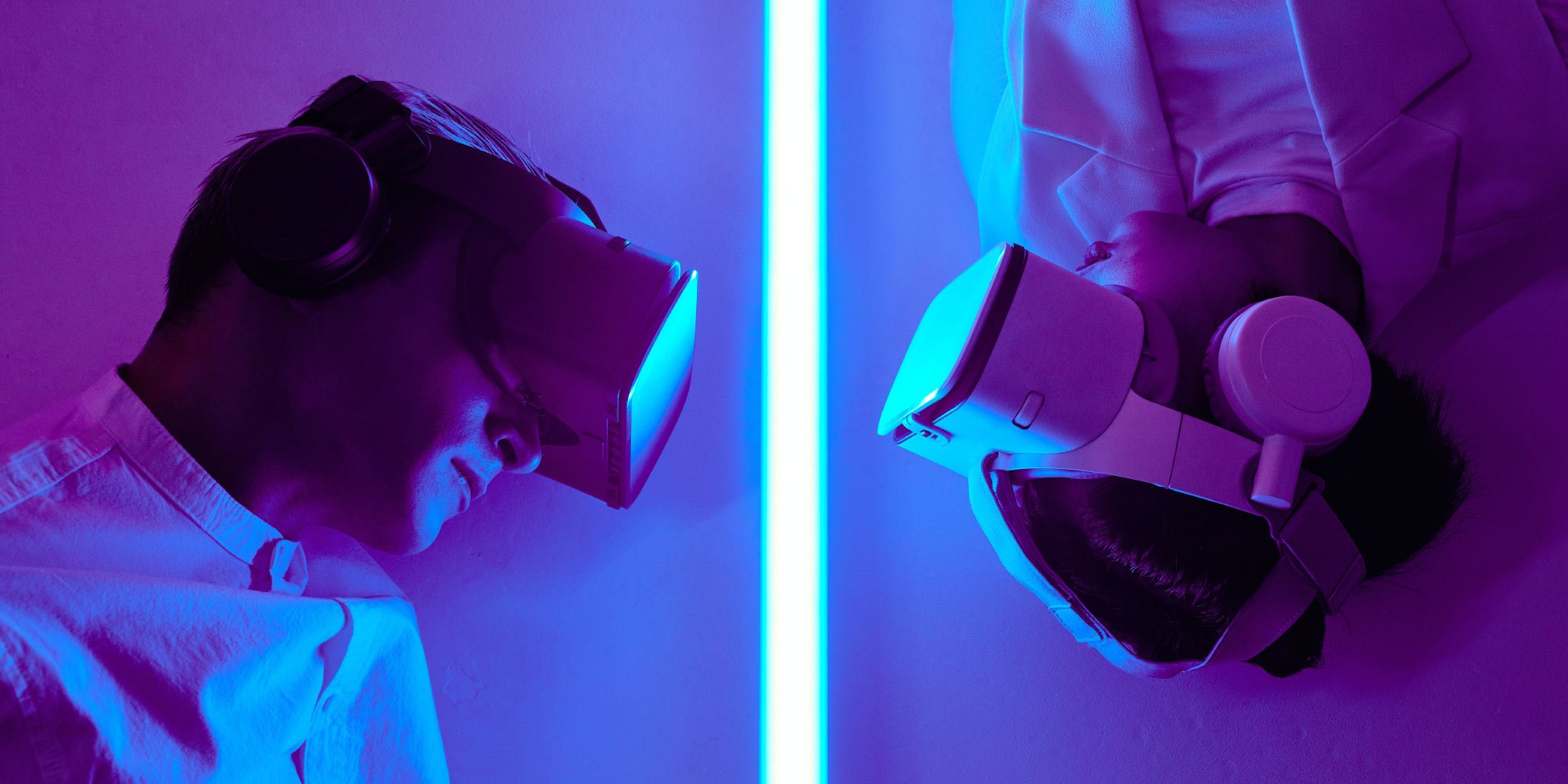 Zwei Personen mit VR Headsets