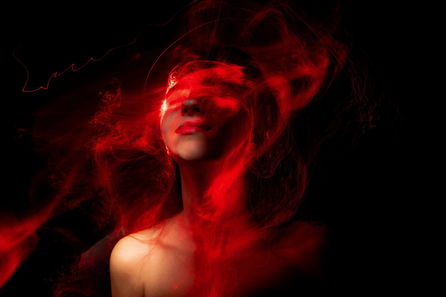 Person unter rotem Licht