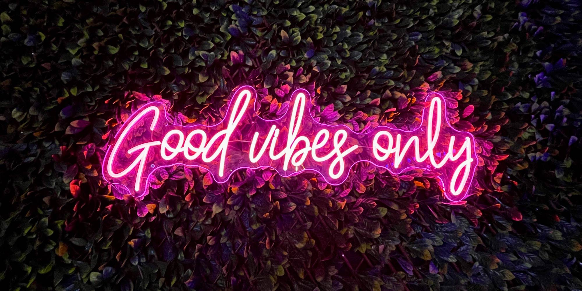 Good Vibes Only - glühende Schrift